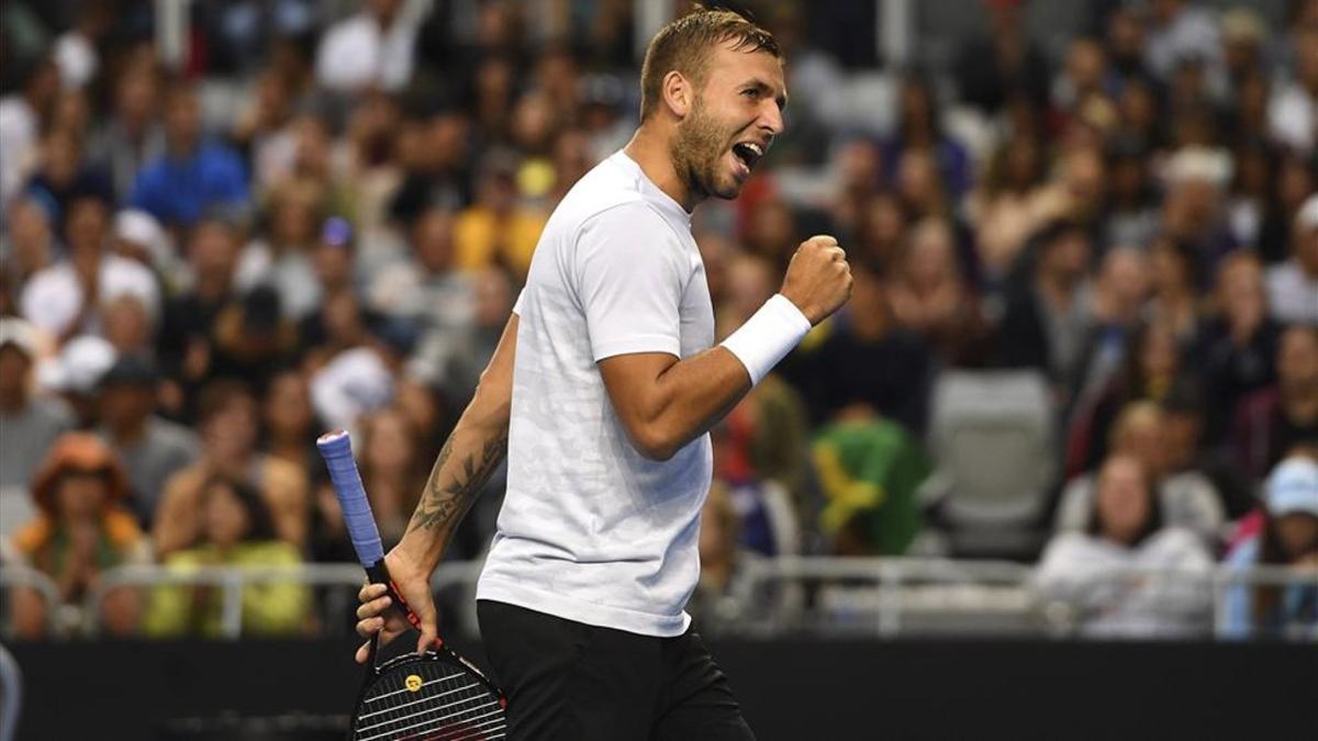 Dan Evans está compitiendo con unas camisetas que compró él mismo por 15 euros cada una