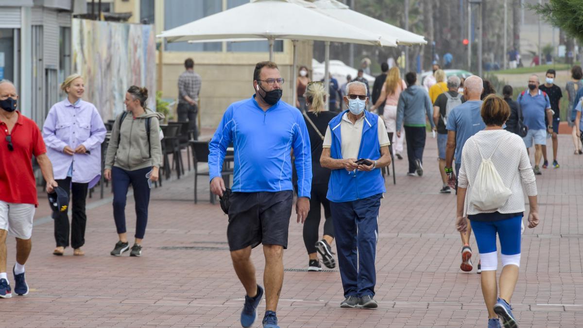 Usuarios en el paseo de Las Canteras en pandemia de covid.