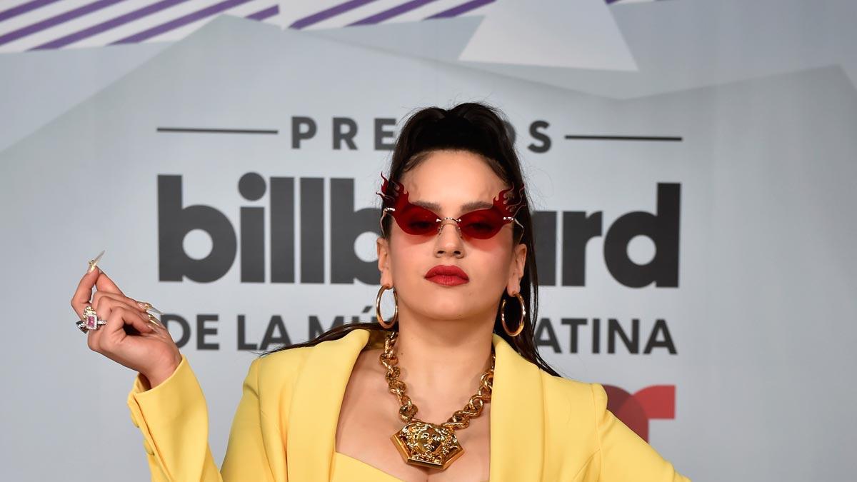 Rosalía, con traje de tres piezas en color amarillo en los Billboard latinos 2019