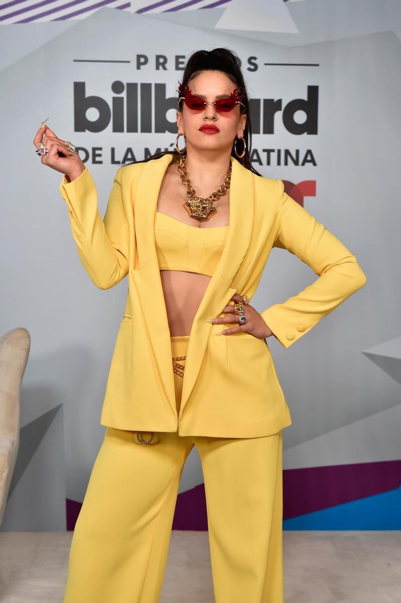 Rosalía, con traje de tres piezas en color amarillo en los Billboard latinos 2019