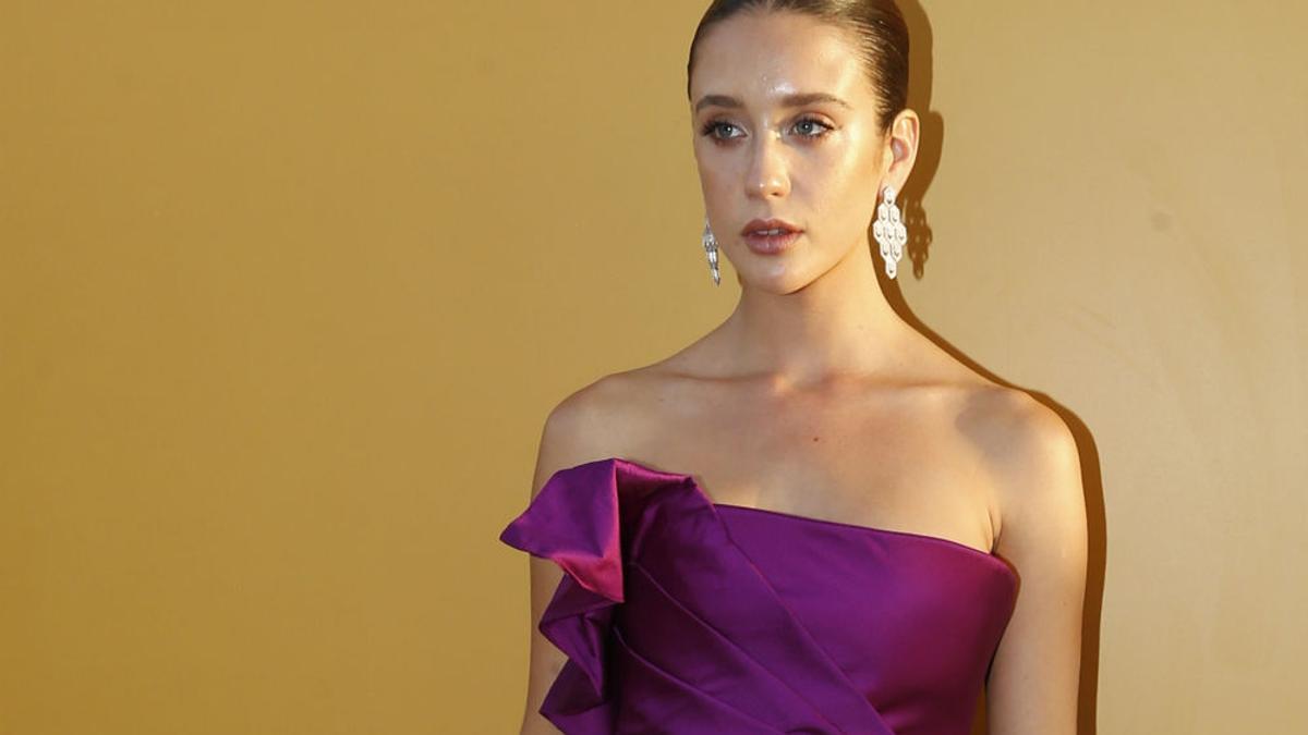 Primer plano de la actriz y bailarina María Pedraza en una fiesta de Bulgari en Ibiza a la que acudió con un espectacular minivestido en color morado