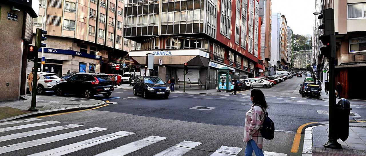 Calle Juan Flórez, una de las zonas con mayores ingresos medios de la ciudad. |   //