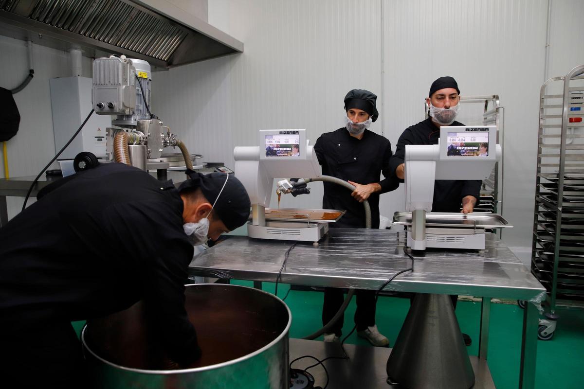 Trabajadores de la fábrica de Diverfruit, empresa de Huelva de la que es propietaria Trending Corporate, durante el proceso de producción de gominolas saludables de su marca FrutaPura, tienen un 98 por ciento de fruta, las hacen de arándanos, de manzana y de naranja.