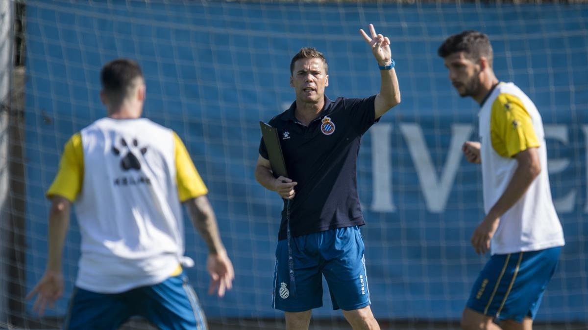 Rubi dirige un entrenamiento del Espanyol.