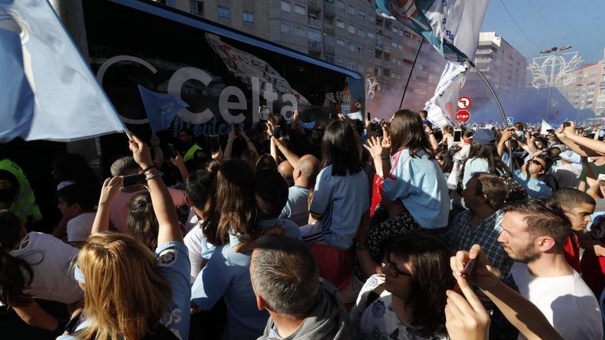 Aficionados reciben a los jugadores en Balaídos. // A. Villar