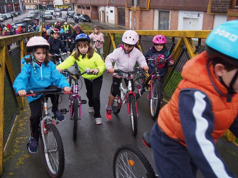 Los alumnos del Colegio Santa Bárbara de Lugones celebran el Día Mundial de la Bicicleta junto a Chechu Rubiera y Ángel García