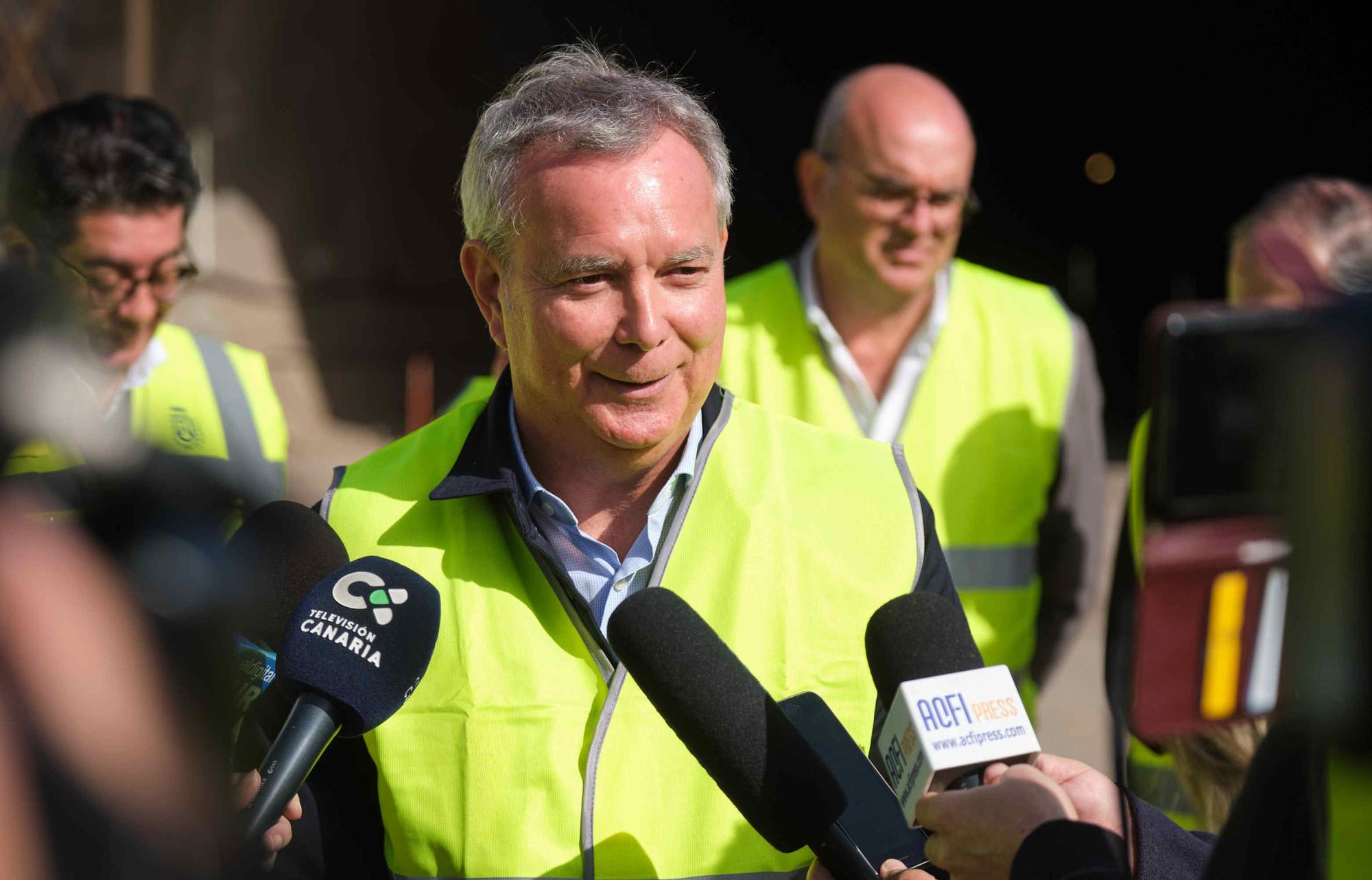 El presidente de Canarias visita las obras del cierre del anillo insular en Santiago del Teide.