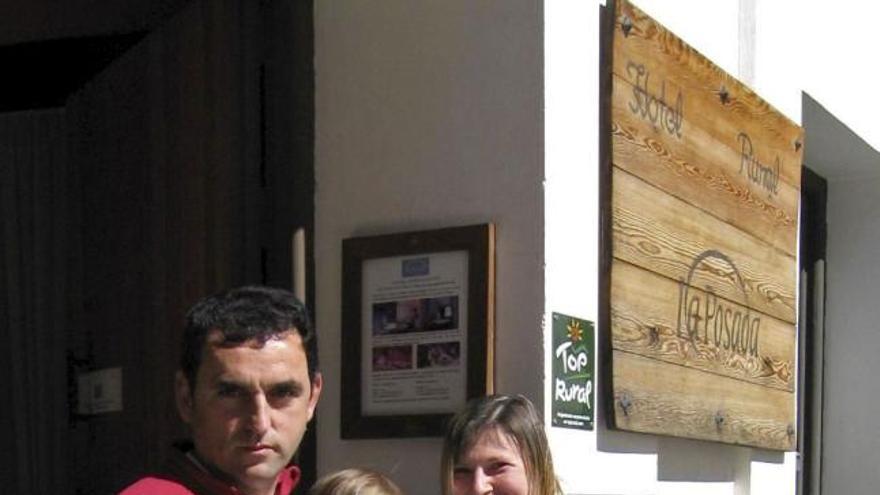 La británica Lucy Arkwright, junto a su marido, Ángel Millán, y la hija de ambos, Sofía, posan a las puertas de su hotel en Alájar (Huelva), localidad de 700 habitantes donde han decidido vivir tras conocer el hotel en 1998 y conseguir su explotación en 2003. EFE/Fermín Cabanillas