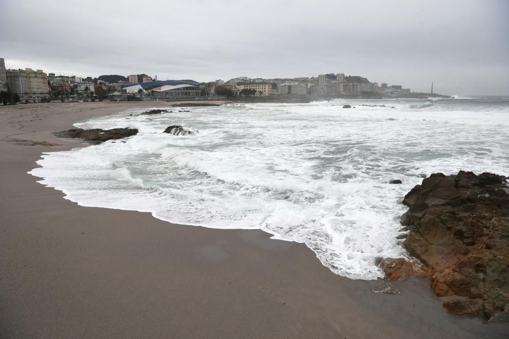 La alerta naranja por fenómenos costeros permanece activa. Se recomienda no acercarse a la línea de costa y de las playas y paseos marítimos con el fin de prevenir un eventual golpe de mar.