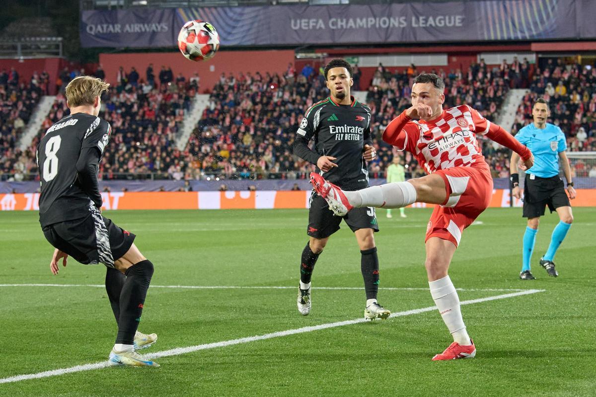 Arnau Martínez intenta una centrada davant Odegaard en el Girona-Arsenal de la temporada passada