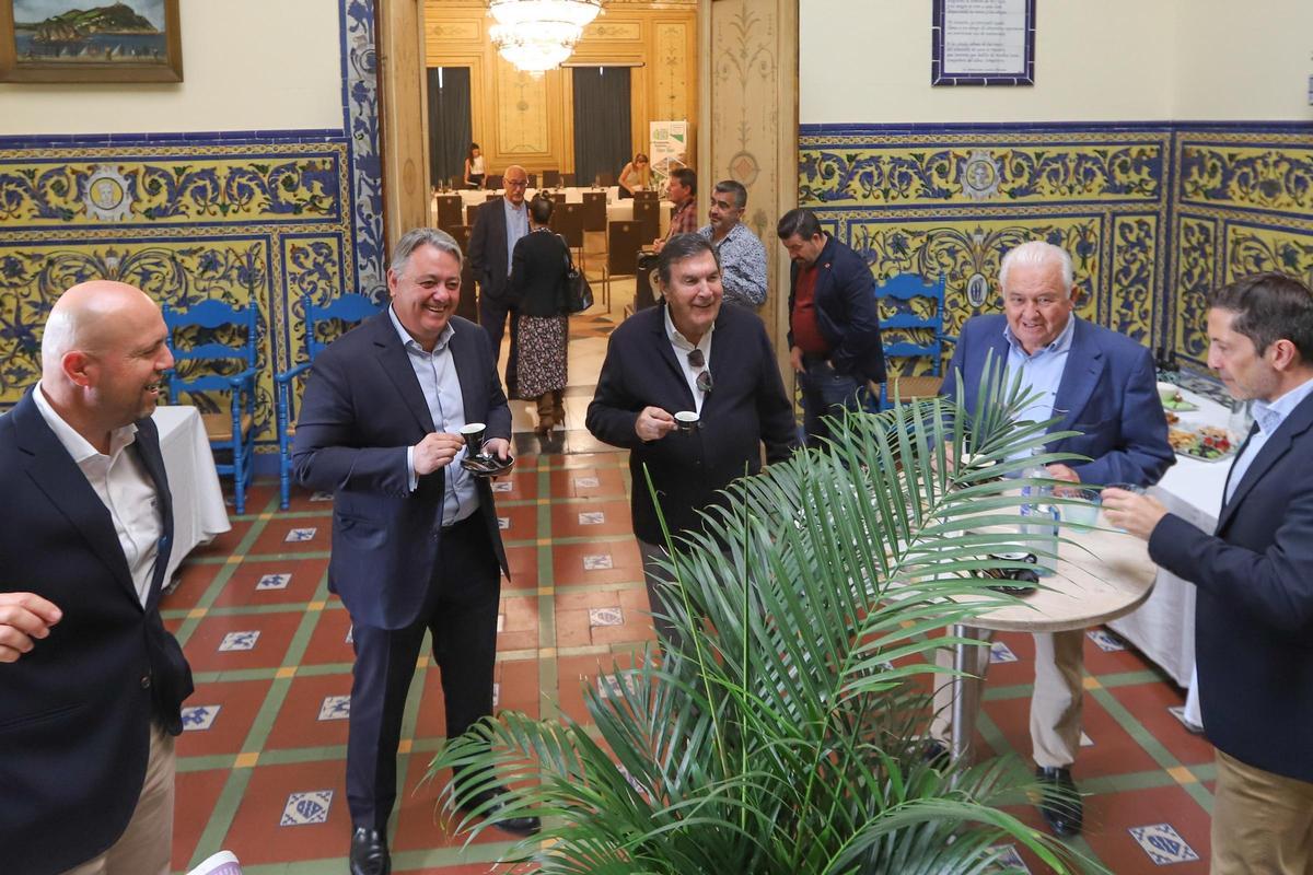 Puig anuncia la rebaja adicional de 10 céntimos en el precio del agua desalada para riego que la deja en 0,22 € por metro cúbico Puig anuncia la rebaja adicional de 10 céntimos en el precio del agua desalada para riego que la deja en 0,22 € por metro cúbico