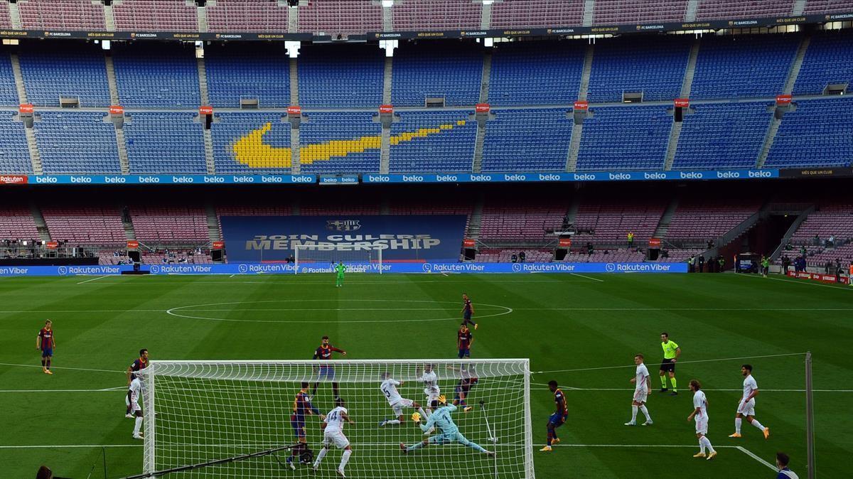 El día 24 de octubre de 2020, se jugó el partido de liga entre el FC Barcelona y el Real Madrid en un Camp Nou vacío de espectadores a causa de las medidas adoptadas por la Liga para prevenir contagios por COVID-19 
