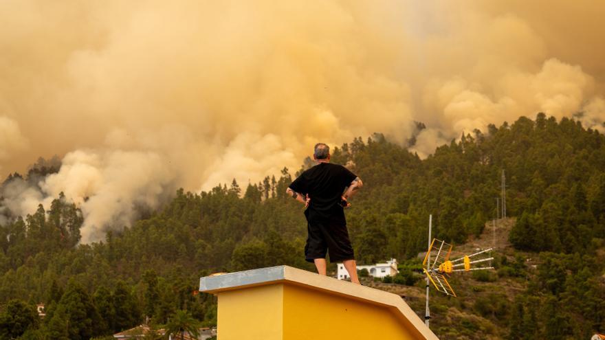 El incendio de La Palma ralentiza su avance, pero ya afecta también al Parque Nacional