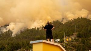 Las autoridades evacúan el municipio de Puntagorda ante el avance del incendio forestal