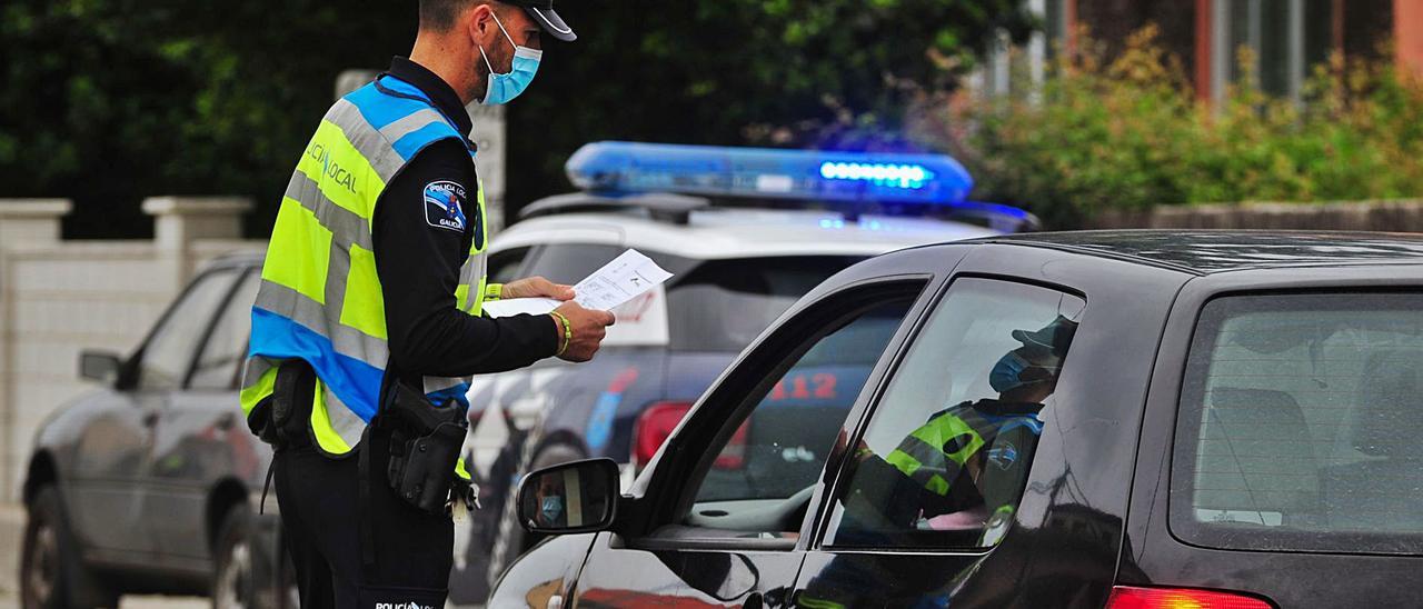 Un control de movilidad en Cambados durante el cierre perimetral. |  // IÑAKI ABELLA