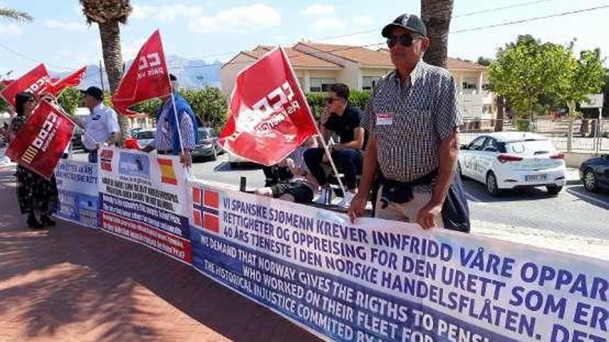 Los marineros gallegos jubilados protestan en el Día de Noruega