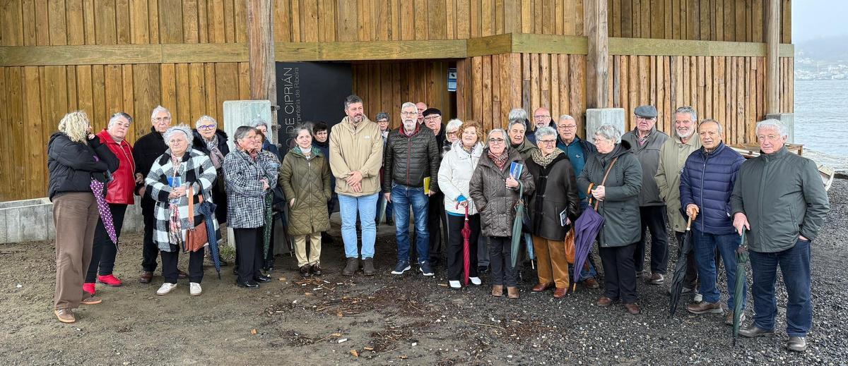 Alumnos de la UNED Sénior Coruña, con el alcalde, en el Serradero Ciprián.