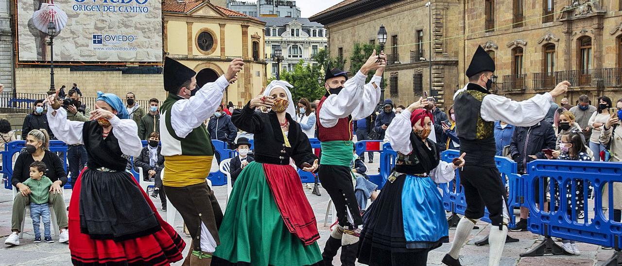 Miembros del grupo folclórico “Xeitu”, bailando, ayer, en la plaza de la Catedral. | Nazaret Quintas