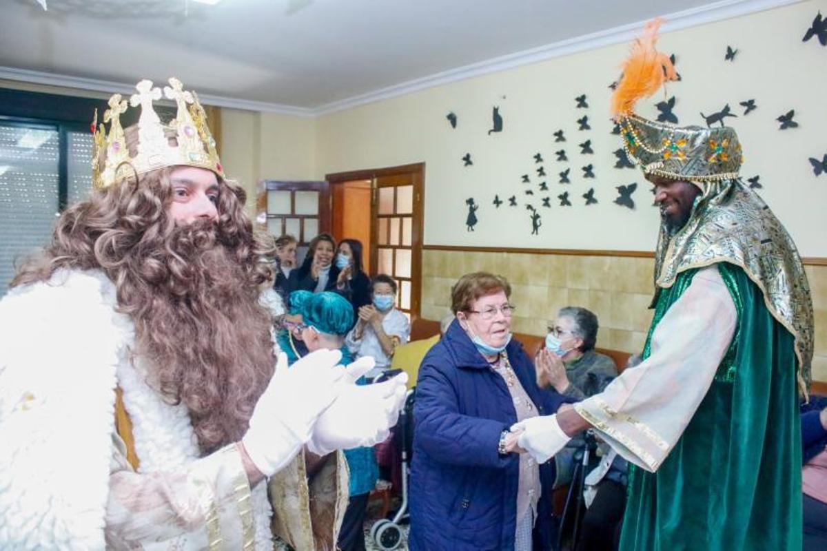 Una de las carrozas de la cabalgata cambadesa. |  // I.A.