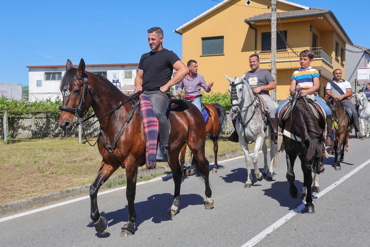 Jinetes participantes en la procesión de la Festa do Labrego de Vilariño.