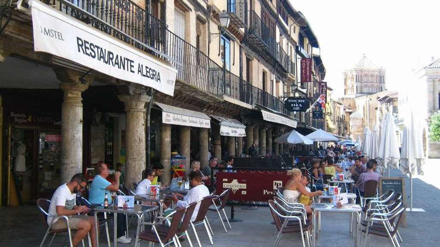 Toresanos y turistas disfrutan de su tiempo de ocio en las terrazas instaladas en la Plaza Mayor.