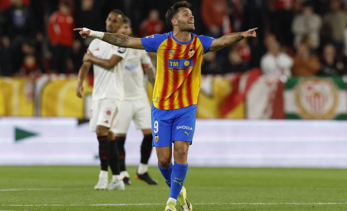 Hudo Duro fue el autor del primer gol ante el Sevilla. | JULIO MUÑOZ| EFE