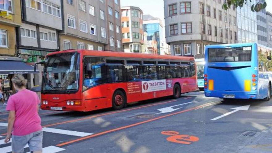 Autobuses circulan por General Sanjurjo el pasado fin de semana, cuando se reabrió la avenida. / 13fotos