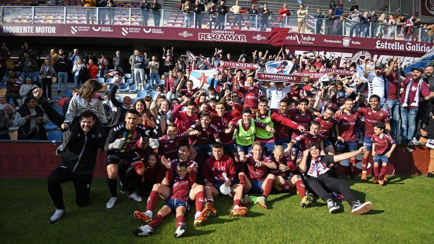 Los jugadores del Pontevedra celebrando con la afición la importante victoria de ayer. |  // GUSTAVO SANTOS