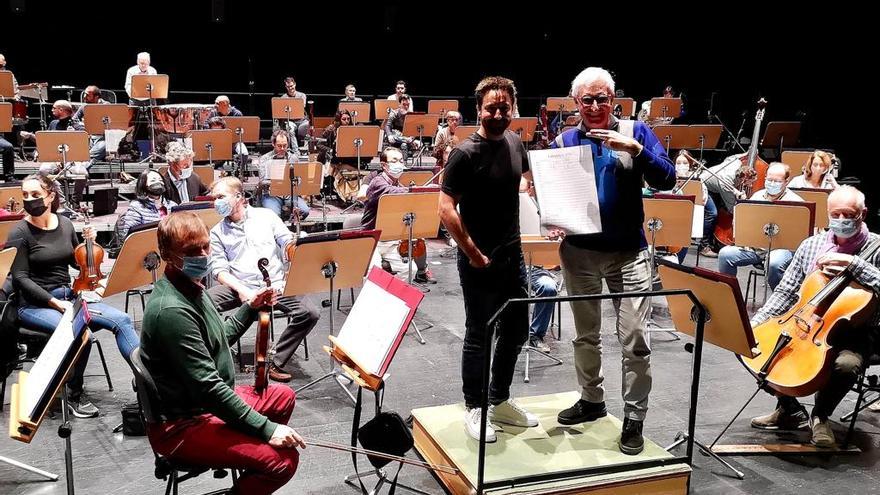 Ivars con la partitura de su obra, durante uno de los ensayos, junto al director de orquesta Marc Timon.