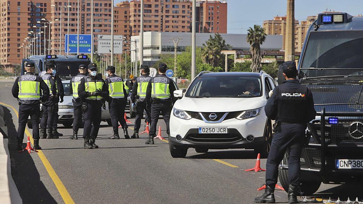 Control de movilidad de la Policía Nacional en València durante el primer estado de alarma.