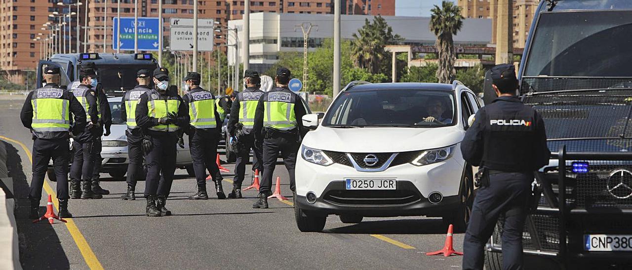 Control de movilidad de la Policía Nacional en València durante el primer estado de alarma. | DANIEL TORTAJADA