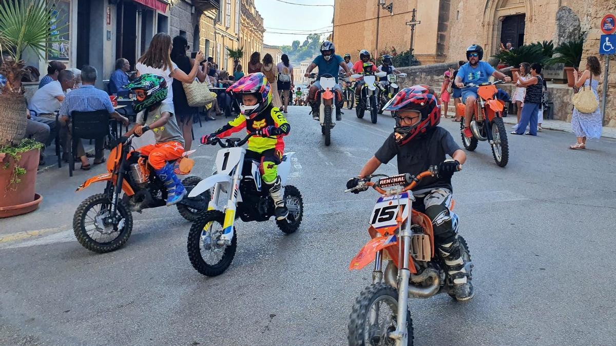 Motores y bocinazos en honor a Sant Cristòfol