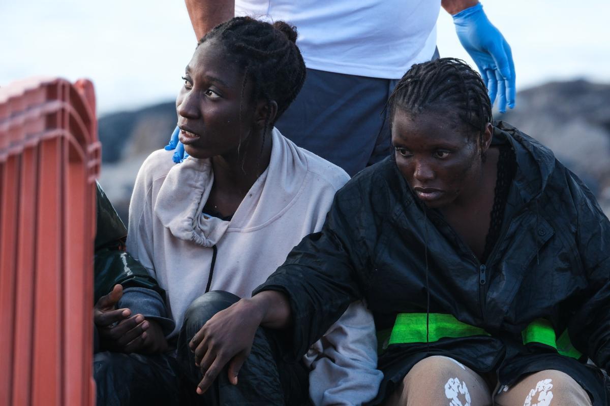 Dos mujeres migrantes después de su llegada a Canarias en cayuco.