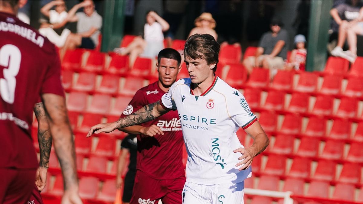 Yayo conduce la pelota ante Abelenda