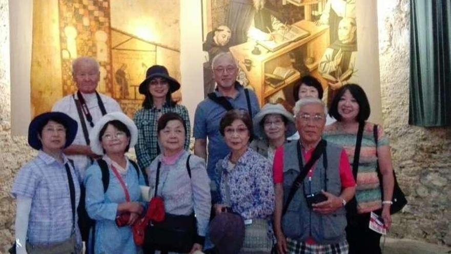 El grupo de japoneses en la visita al centro de los beatos.