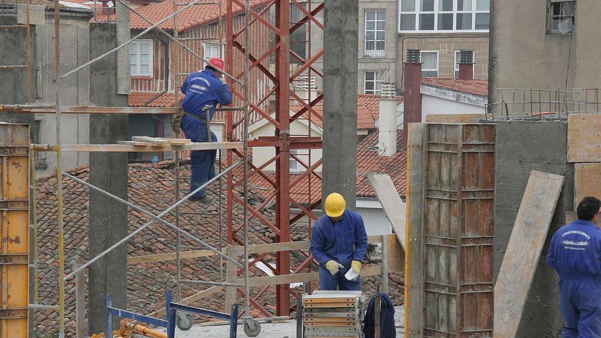 Varios obreros construyen un inmueble.