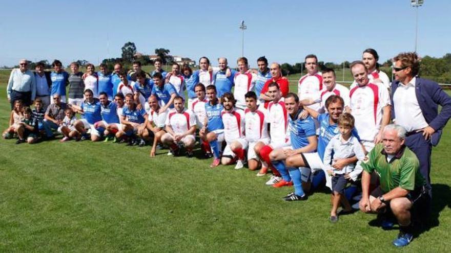 Los componentes de los equipos del Colegio de Abogados de Gijón y Oviedo, ayer, en Mareo.