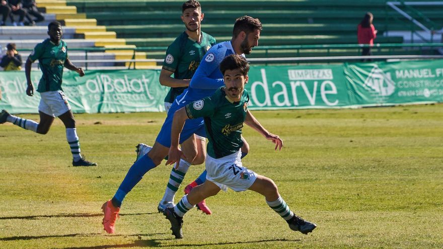 Sanchidrián, en primer término, durante su anterior etapa en el Cacereño.