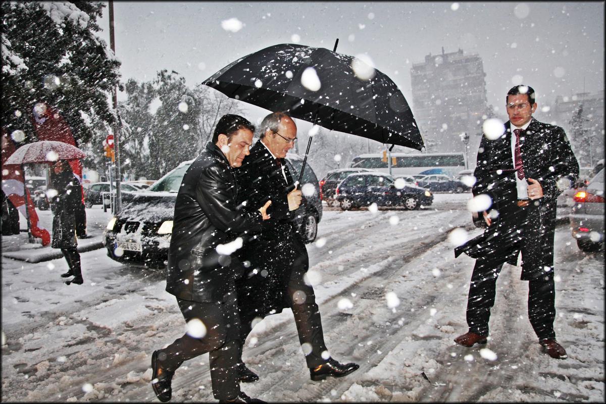 José Montilla, en marzo del 2010, durante la gran nevada en Barcelona. El ’president’, en la avenida de la Diagonal, cruza un semáforo de camino a la inauguración del Global Sports Forum, en el Palau de Congressos de Catalunya.