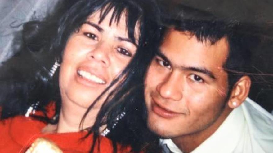 Víctor Parada junto a su madre, antes de los hechos.