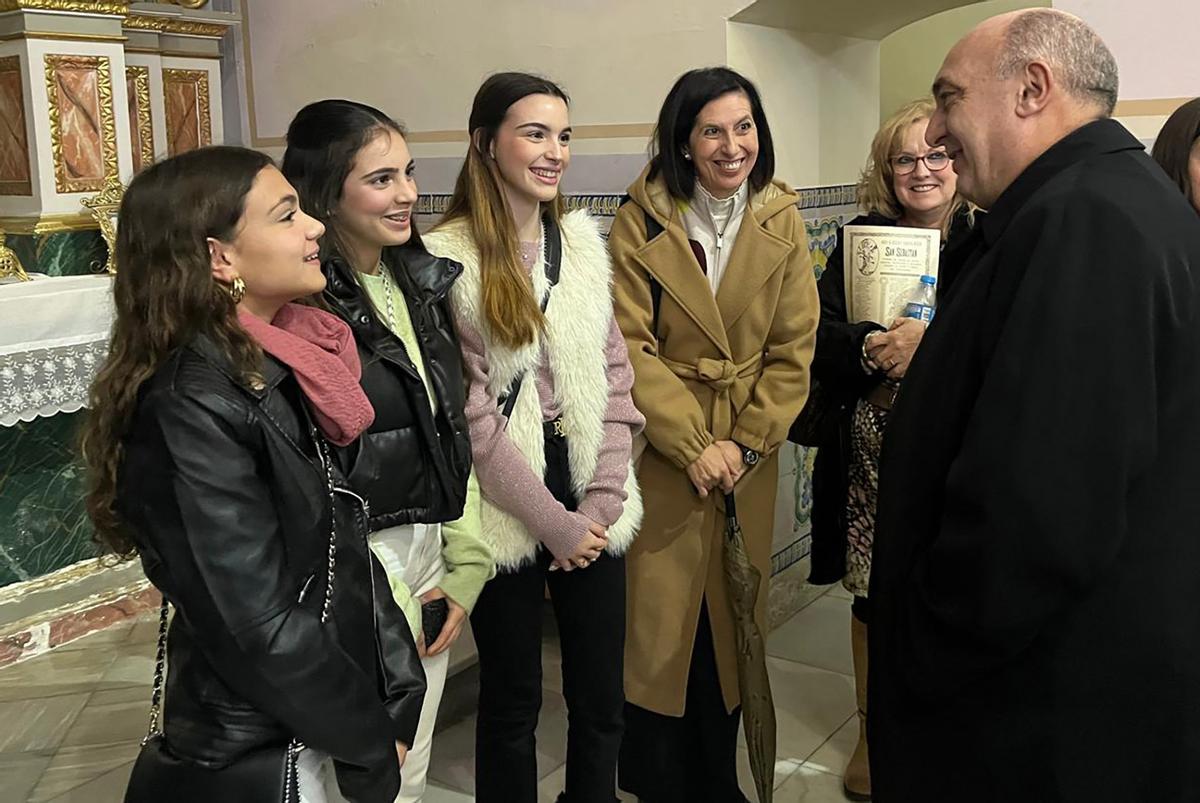 Monseñor Benavent saluda a un griupo de feligresas