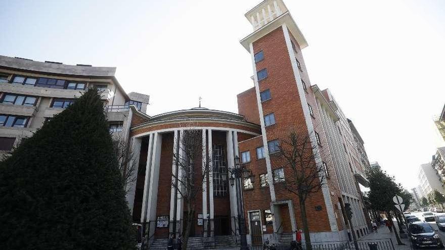 Imagen exterior de la iglesia del Corazón de María de Oviedo.