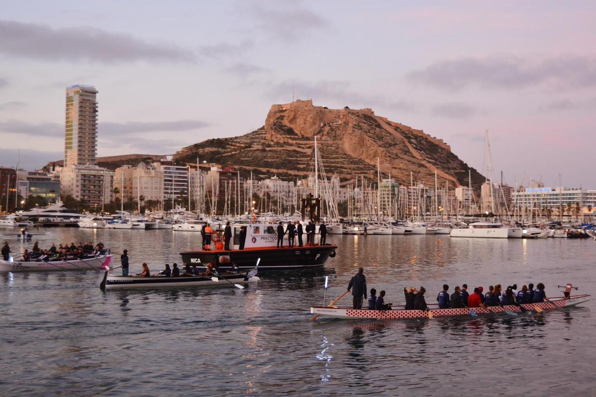 Un instante del XXXIII Vía Crucis del Santísimo Cristo del Mar de Alicante