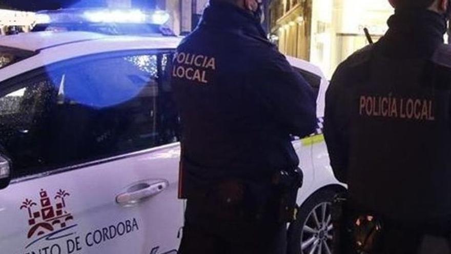 Policía Local de Córdoba en una patrulla nocturna.