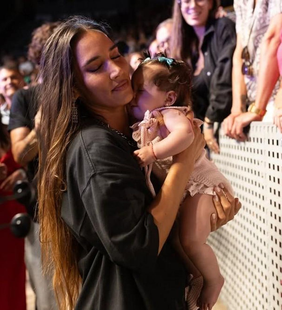 India Martínez con la bebé en el concierto de Huelva