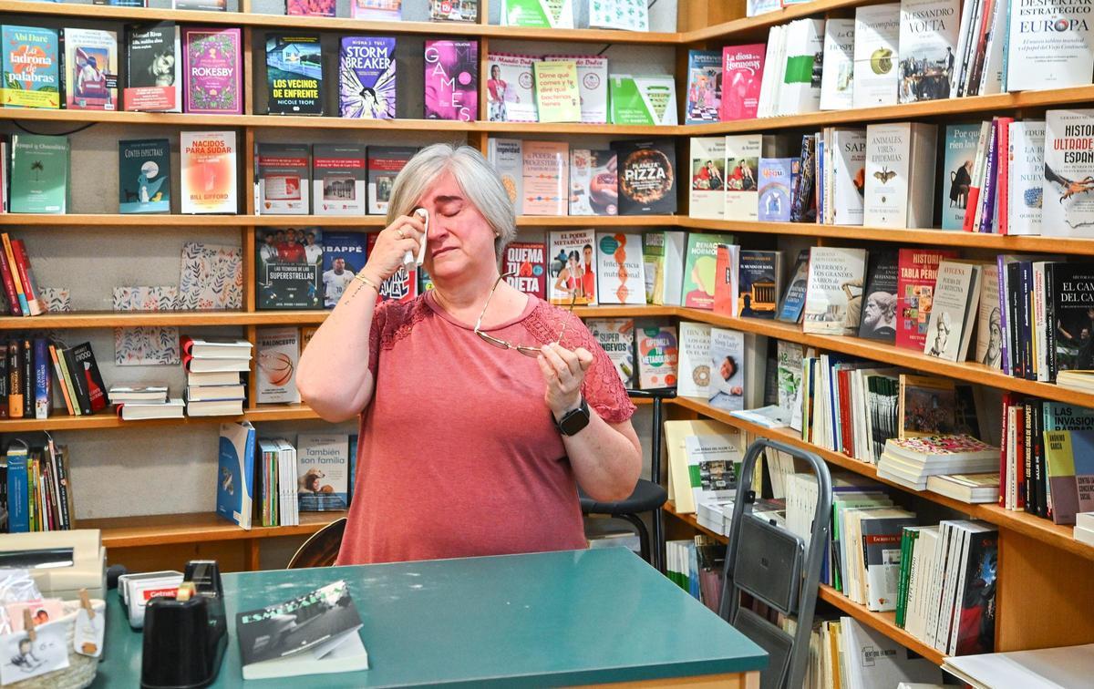 La dependienta Amparo Pérez, emocionada tras el cierre de la librería Séneca.