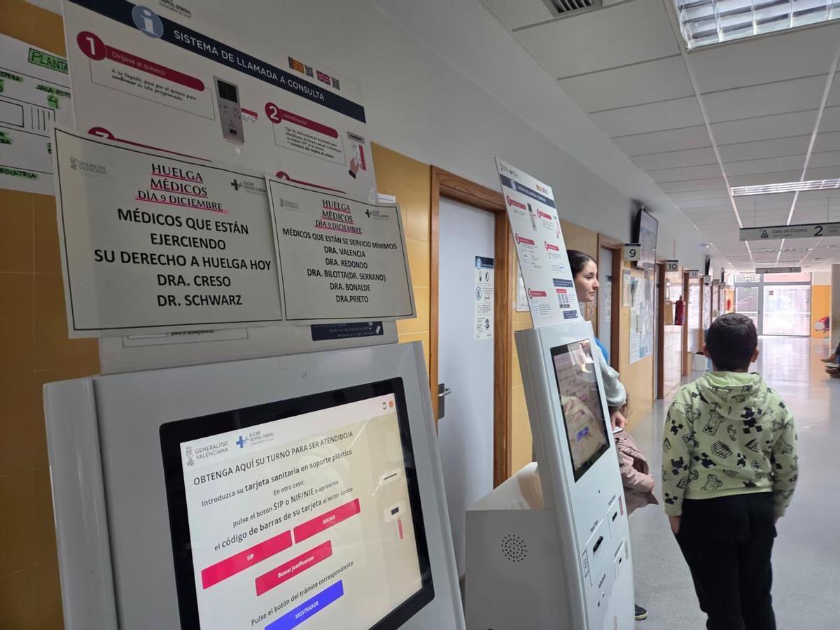 Carteles avisando de la huelga de médicos en el centro de salud San Blas, este martes