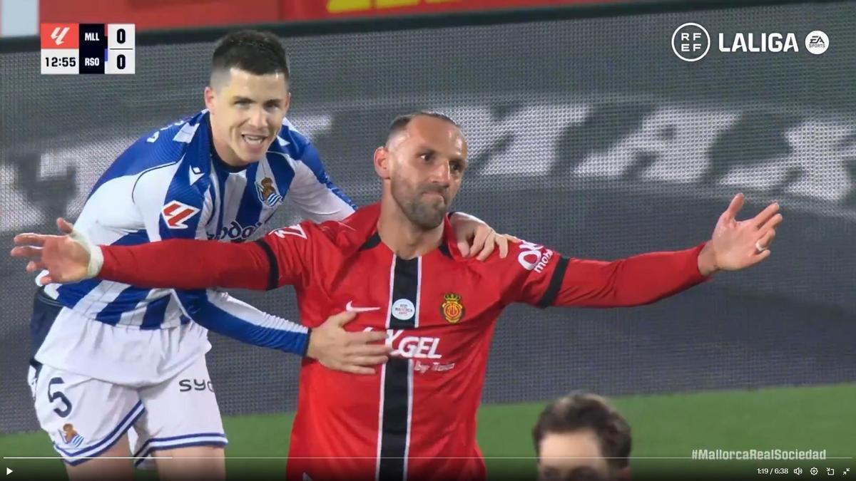 Muriqi se queja al árbitro por el agarrón de Zubeldia.