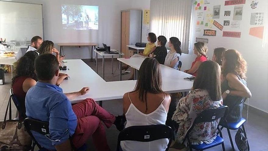 Desempleados aprenden a buscar un trabajo en talleres formativos