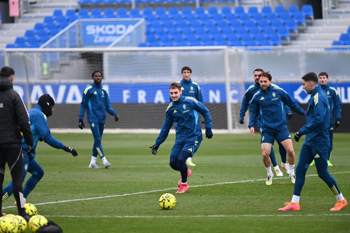 Marcos Cuenca, en el centro del rondo, en el entrenamiento de este viernes del Real Zaragoza.